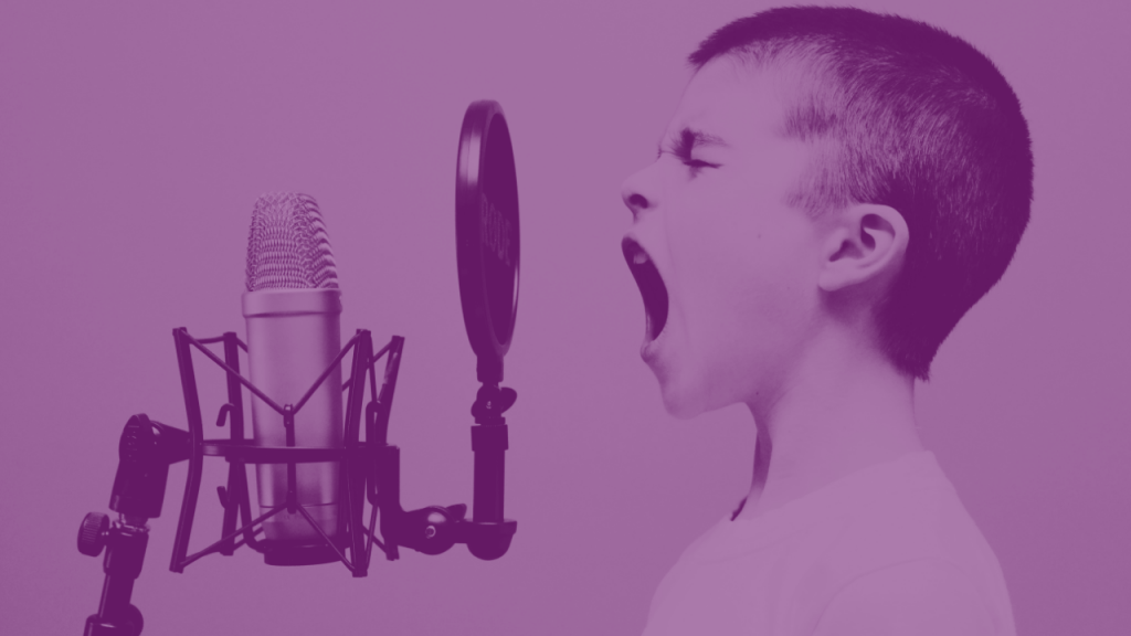 Afbeeldingen van jongen die in een microfoon zingt
